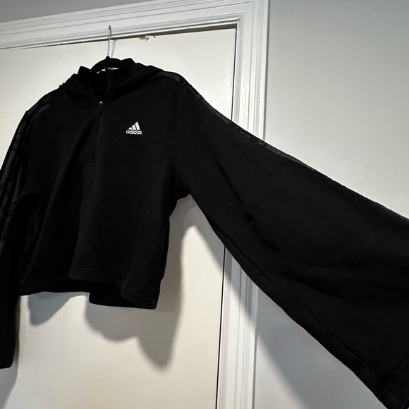 Women’s Medium Adidas Black Cropped extra Wide Sleeve Three Camo Stripe Hoodie. - Picture 13 of 16